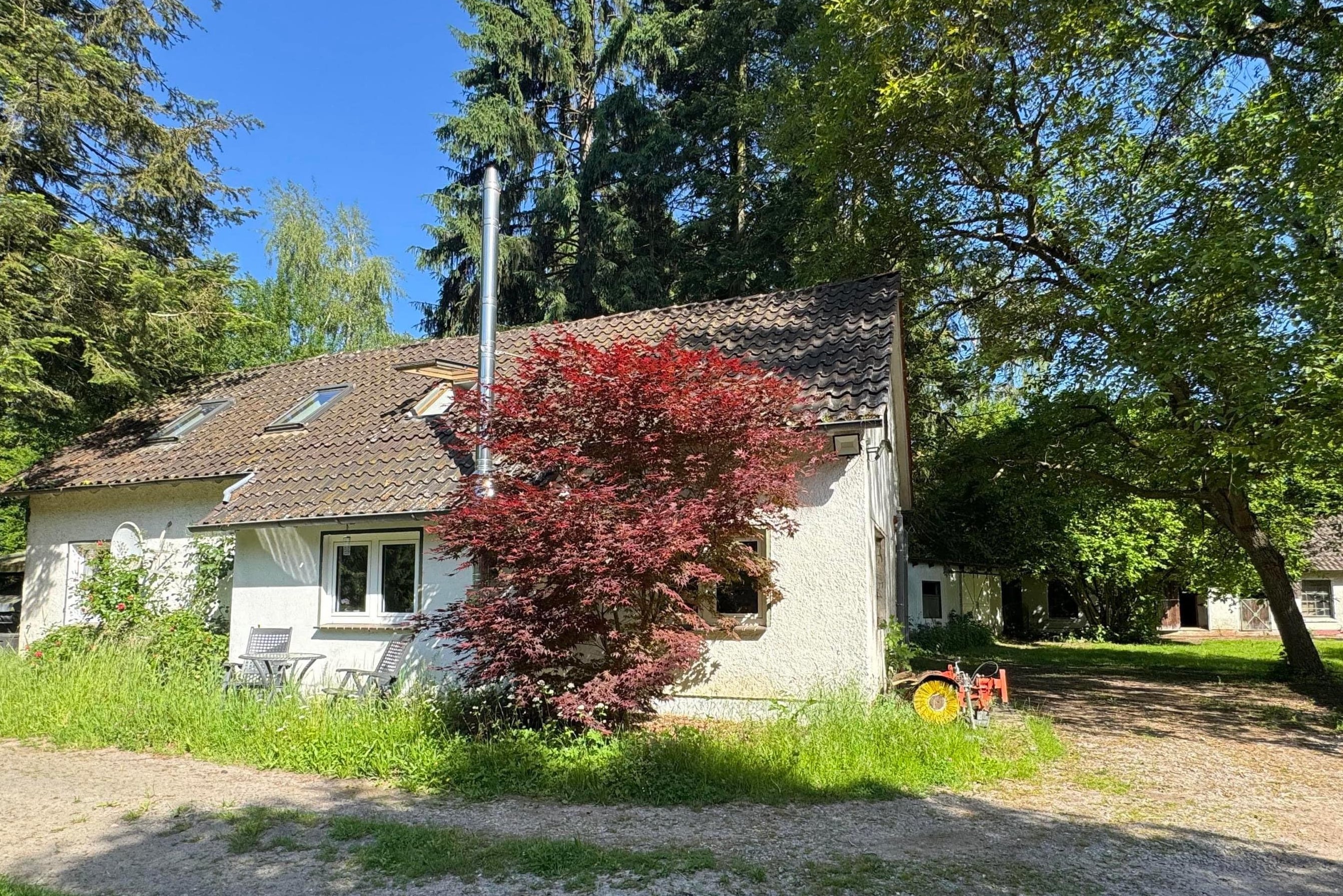 Alleinlage, parkähnliches Grundstück und mögliche Pferdehaltung mit saniertem Einfamilienhaus.