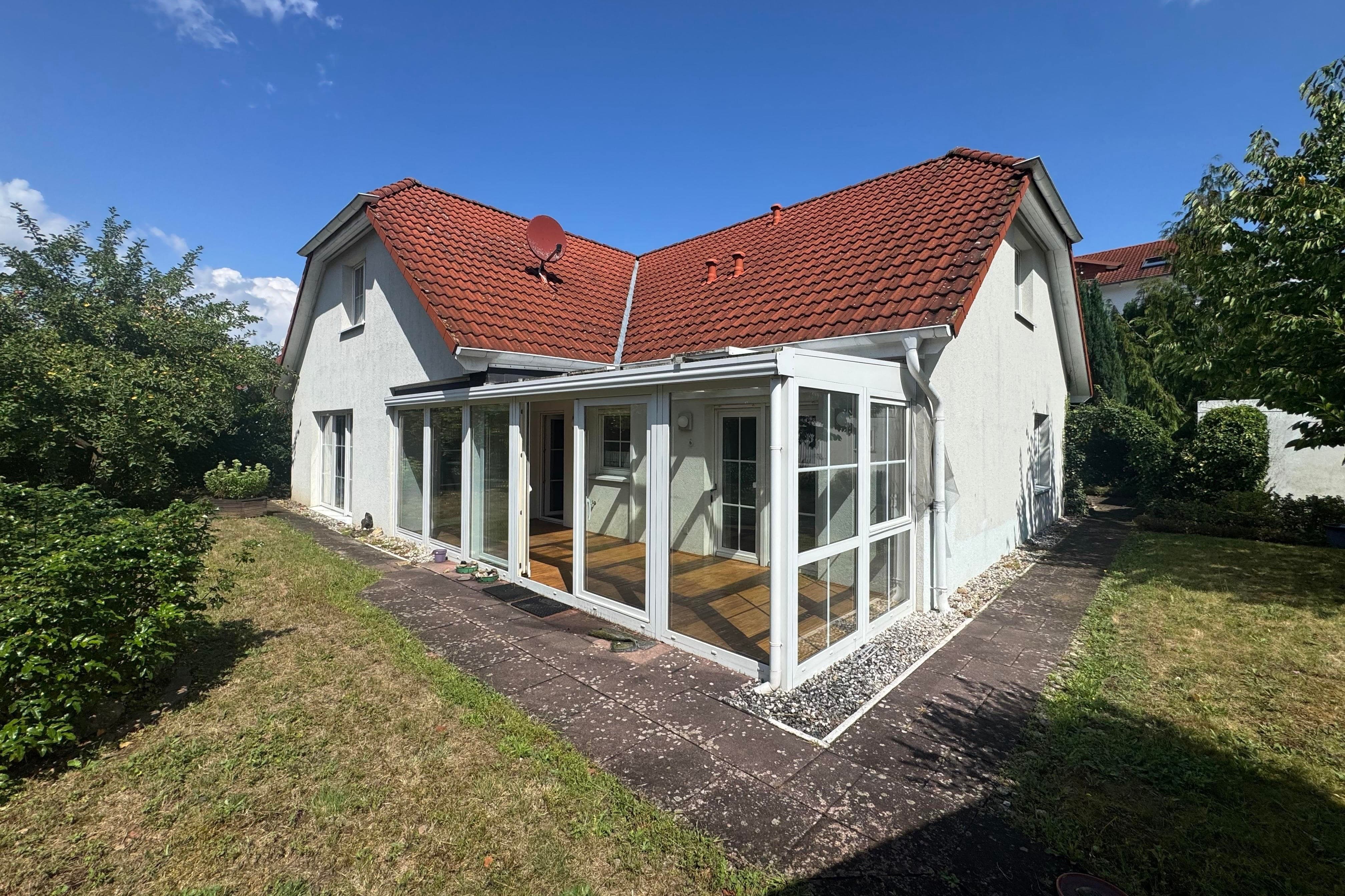 Junges Einfamilienhaus in Spitzenlage mit zwei Garagen und Wintergarten im alten Klütviertel.